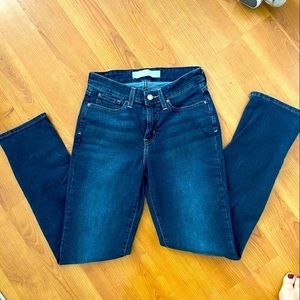 Levi signature mid rise straight leg jeans. Size 6 (28x 32). Blue